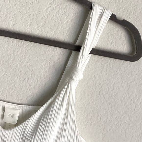 SUMMER CLOSEOUT ☀️ \H&M\• White Crop Tank - Picture 5 of 13